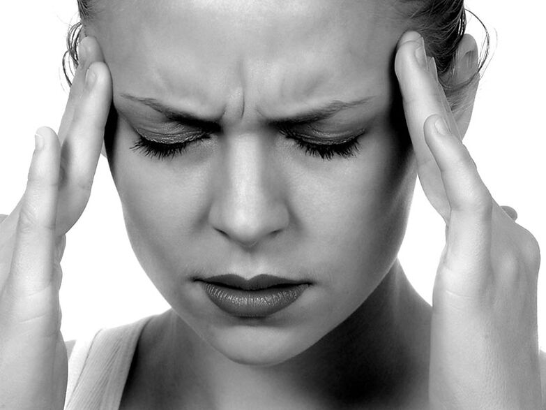 Kopfschmerzen sind eines der Symptome der Osteochondrose der Halswirbelsäule. 
