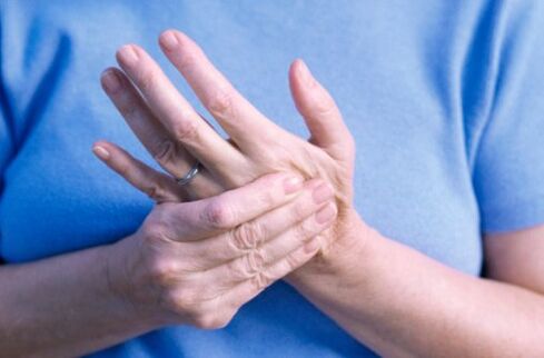 Schmerzen in den Gelenken der Hände und Finger ein Zeichen für verschiedene Krankheiten. 