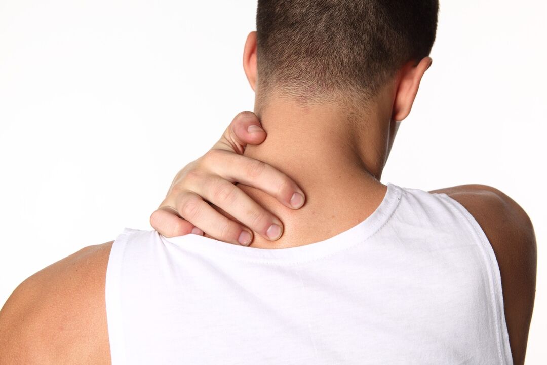 Die zervikale Osteochondrose geht mit Beschwerden und Schmerzen im Nacken einher. 