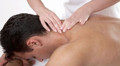 Nackenmassage mit Osteochondrose