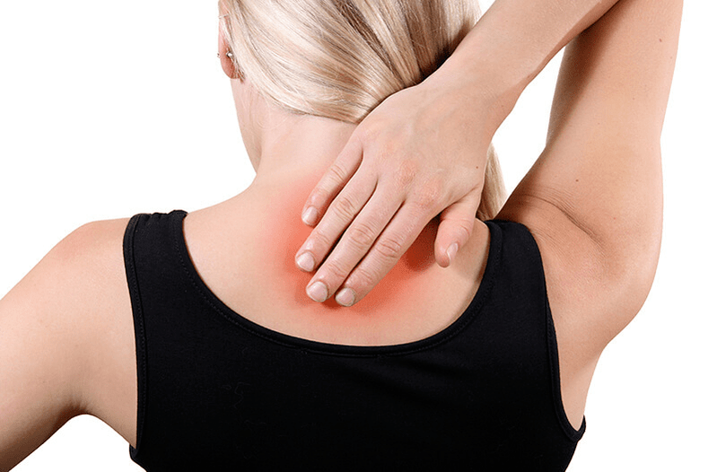 Eines der Symptome einer Osteochondrose sind Rückenschmerzen.